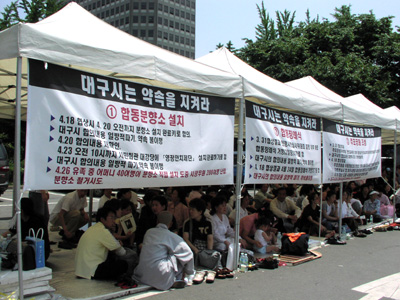 뜨거운 햇볕 아래 진행된 위령제에 참여한 사람은 대부분 유족들이었다. 